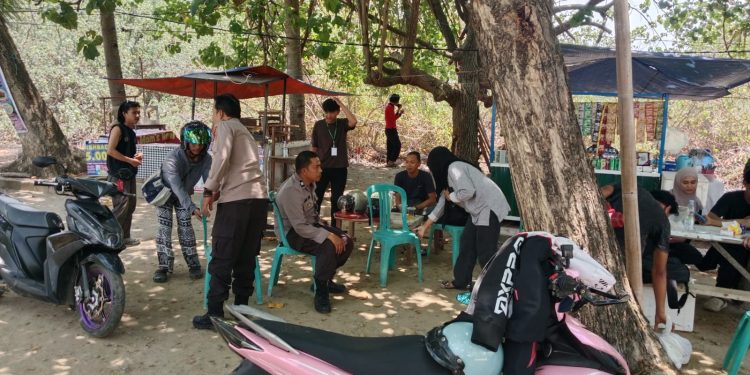 Jaga Keamanan Wisatawan, Polsek Wara Gelar Patroli Biru di Pantai Labombo Palopo
