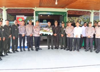 HUT ke-81 TNI: Kapolres Palopo Silaturahmi ke Kodim 1403 Palopo Bawa Tumpeng