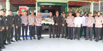HUT ke-81 TNI: Kapolres Palopo Silaturahmi ke Kodim 1403 Palopo Bawa Tumpeng