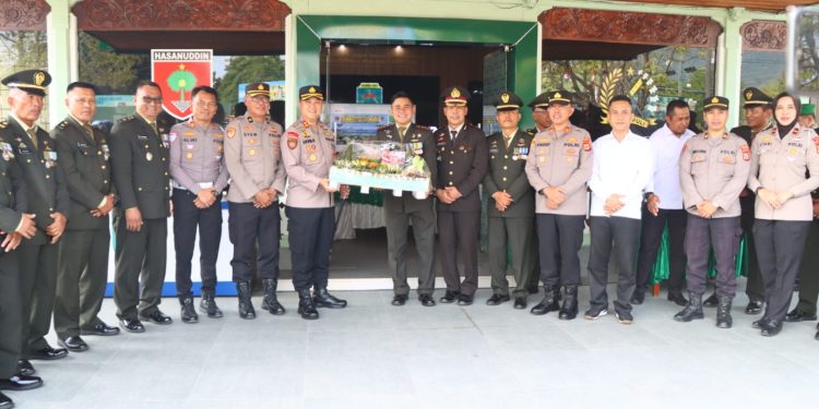 HUT ke-81 TNI: Kapolres Palopo Silaturahmi ke Kodim 1403 Palopo Bawa Tumpeng