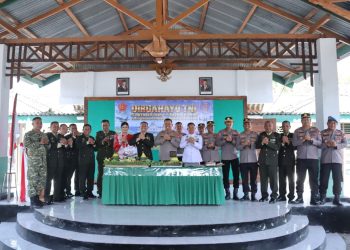 HUT ke-81 TNI: Kapolres Bulukumba Silaturahmi ke Kodim 1411 Bawa Tumpeng