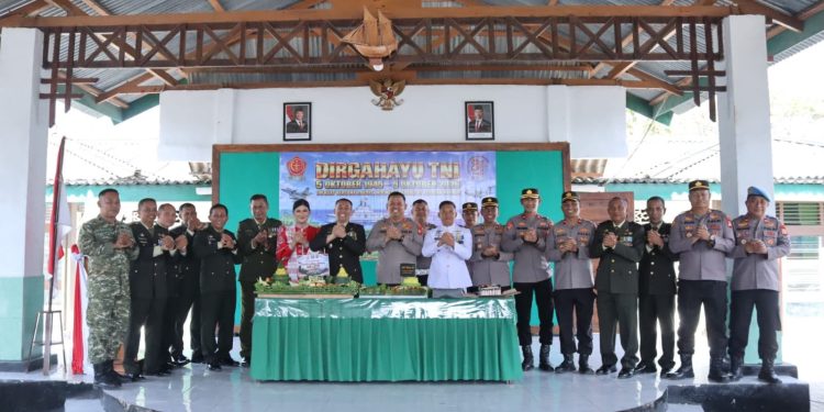 HUT ke-81 TNI: Kapolres Bulukumba Silaturahmi ke Kodim 1411 Bawa Tumpeng