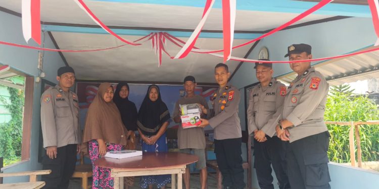 Wara Utara Lebih Aman, Polres Palopo Bantu Perlengkapan Jaga Pos ke Dua Kelurahan