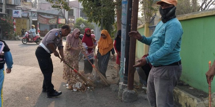 Bukan Sekadar Bertugas, Aiptu Usman Ajak Warga Gotong Royong Kebersihan