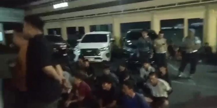 Polrestabes Makassar Gerebek ‘Kampung Narkoba’ di Borta, Puluhan Orang Diamankan