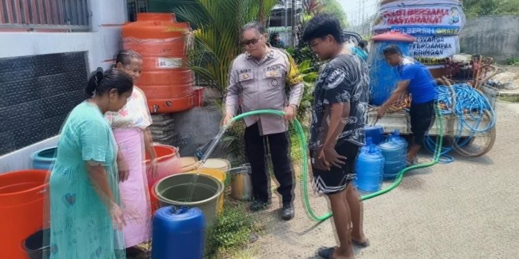 Musim Kemarau, Polsek Wara Polres Palopo Salurkan Bantuan Air Bersih ke Warga