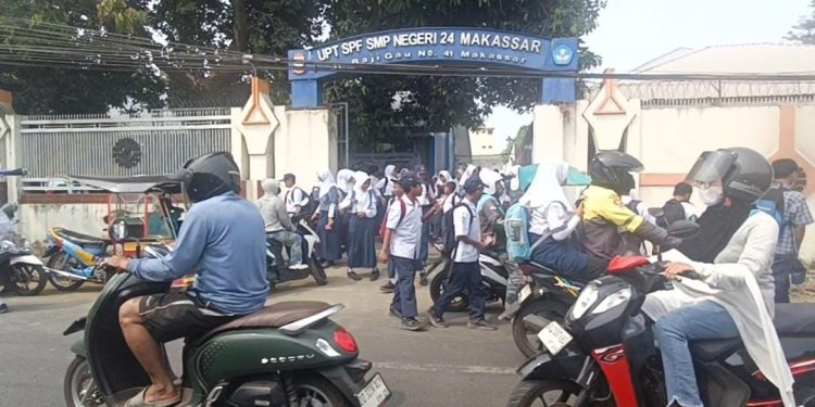 Kualitas Udara Mencapai PM2.5, Begini Potret Jam Pulang di SMPN 24 Makassar