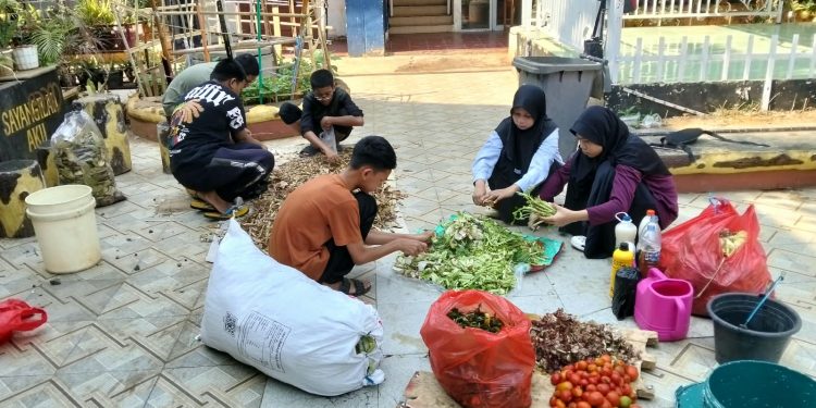 SMPN 23 Makassar Kembangkan Urban Farming, Tiga Kali Panen Sejak Agustus