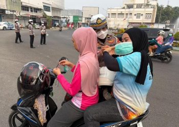 Cegah Dampak Asap, Sat Lantas Polres Bulukumba Bagikan Masker di Bundaran Pinisi