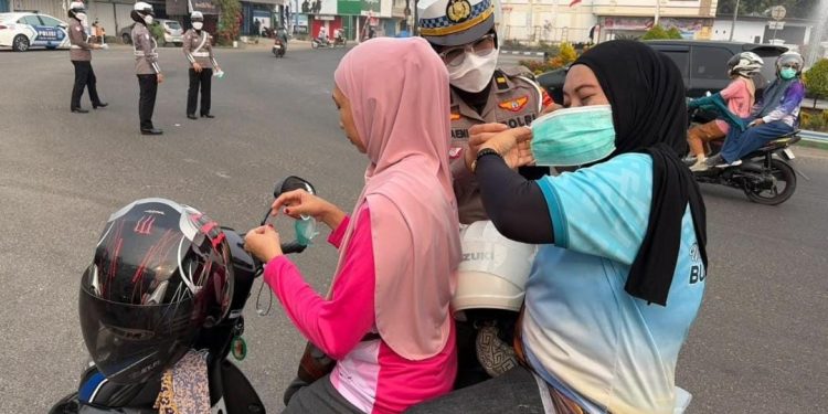 Cegah Dampak Asap, Sat Lantas Polres Bulukumba Bagikan Masker di Bundaran Pinisi