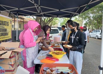 Polres Bulukumba Gelar Jumat Berkah, Warga Nikmati Makan Gratis di Pasar Tua