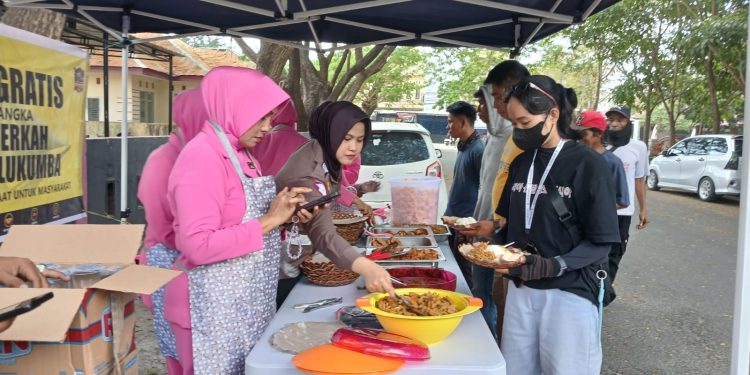 Polres Bulukumba Gelar Jumat Berkah, Warga Nikmati Makan Gratis di Pasar Tua