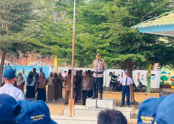 Edukasi Siswa, KBO Binmas Polres Palopo Jadi Pembina Upacara di SMPN 12 Sumarambu