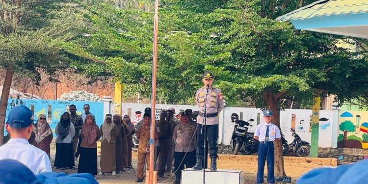 Edukasi Siswa, KBO Binmas Polres Palopo Jadi Pembina Upacara di SMPN 12 Sumarambu