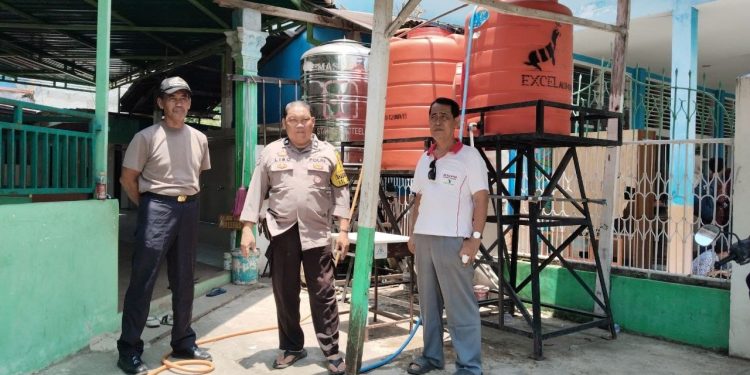 Kesulitan Air Bersih di Kelurahan  Salekoe, Polsek Wara Turun Tangan Bantu Warga Kota Palopo