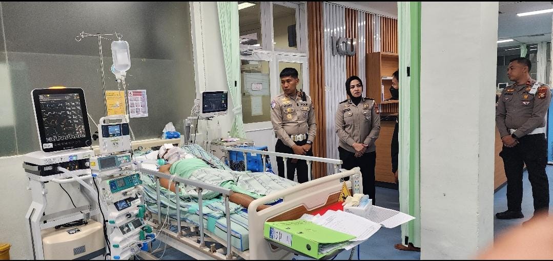 Tujuh Hari Koma, Kasat Lantas Gowa Sambangi Korban Kecelakaan di RS