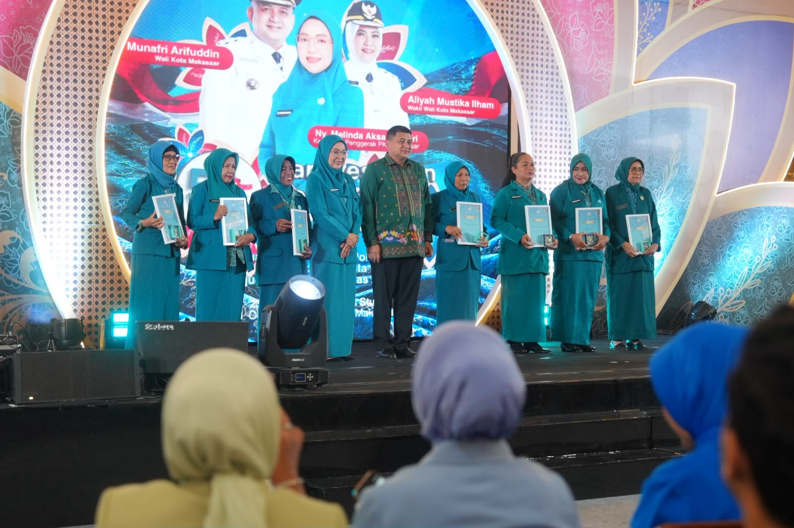 Puluhan Tahun Mengabdi, Tujuh Kader TP PKK Makassar Terima Penghargaan Adibakti